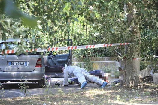 Ostia, trovati due cadaveri in un parcheggio: forse omicidio-suicidio