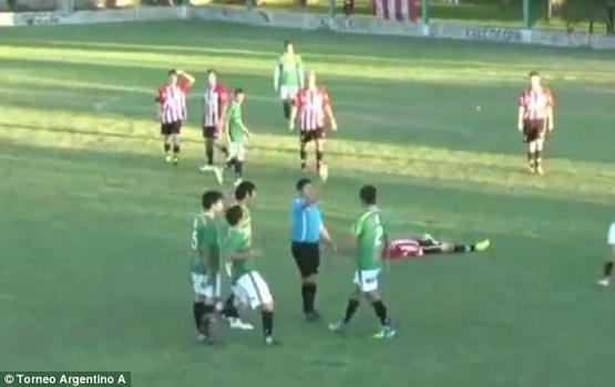 Il fratello di Roncaglia stende l’arbitro con un pugno per un cartellino