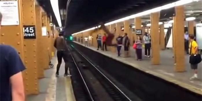 New York: ragazzo prova a saltare i binari della metro ma cade rovinosamente