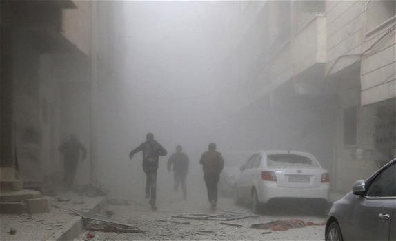 Siria, raid del governo al mercato: morti decine di civili