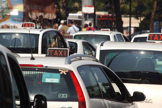 Cliente obeso: tassista buca la gomma e gli chiede i danni