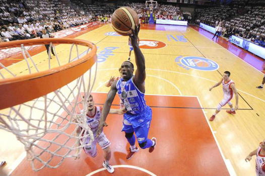 Finali Scudetto: pazza Sassari rimonta la Grissin Bon, è 1-2