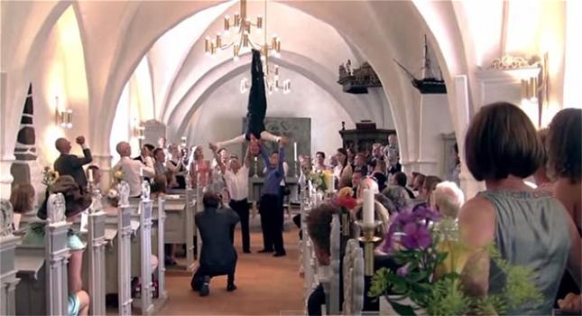 Lo sposo si toglie la giacca in chiesa ed inizia lo spettacolo. Davvero esilarante
