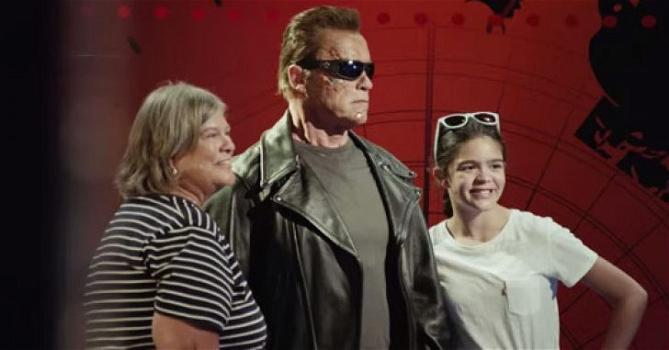 Decidono di farsi una foto con Terminator ma non sanno cosa li attende