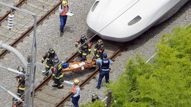 Giappone, passeggero si dà fuoco in treno: 2 morti
