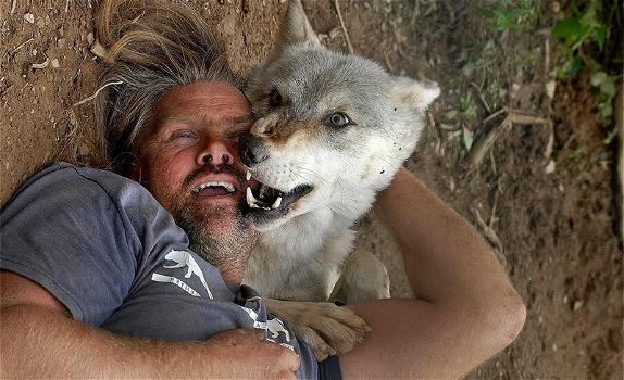 Ecco l’uomo lupo: da 20 anni vive con i lupi e si comporta come loro