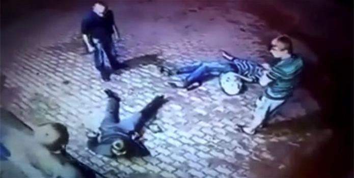 Spagna: due ragazzi ubriachi tentano di rapinare un anziano. Non sanno però che è un ex pugile