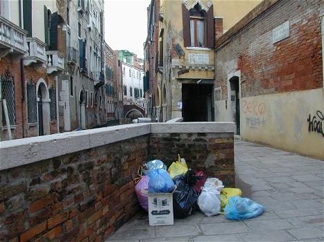 Venezia, allarme rifiuti: uno ogni 13 metri d’acqua