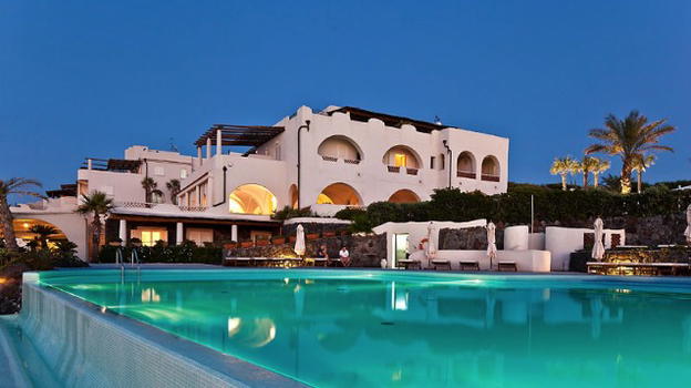 Vulcano, infinity pool di lusso al Theresia Resort delle isole Eolie