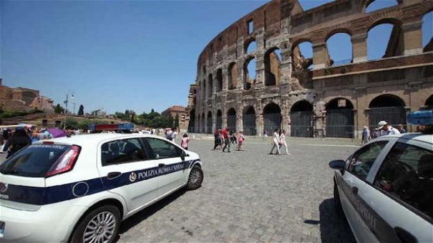Paura e delirio al Colosseo: punta un coltello e urla