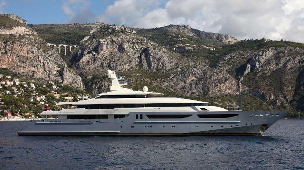 Nuovo Yacht di lusso CRN Superconero, espressione del made in Italy