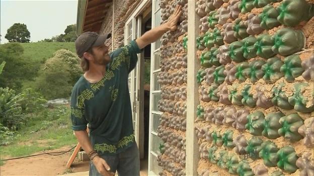 Casa ecologica  costruita con più di  11 mila bottiglie di plastica