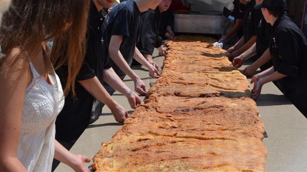 4 tonnellate di cipolle per il calzone più grande del mondo