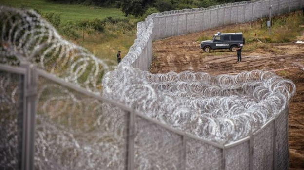 Ungheria, iniziati i lavori del muro anti migranti