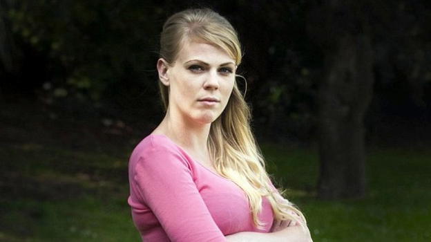 Fotografa donna sotto la gonna al supermercato, polizia: "Non è reato"