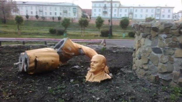 Russia, decapita la statua di Lenin per farsi un selfie