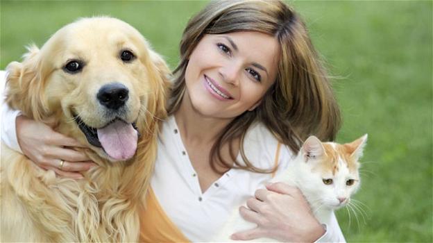 Coccolare cani e gatti fa aumentare l’autostima e scaccia lo stress