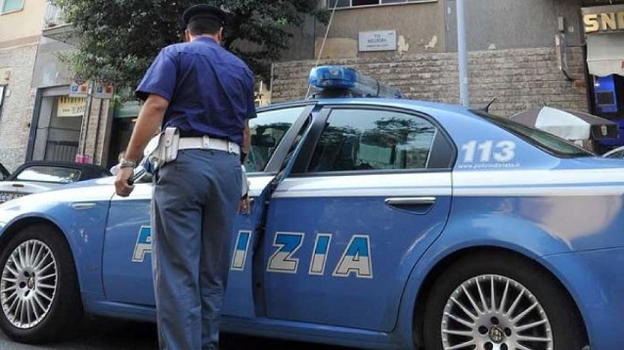 Agenti fanno una colletta e pagano il cibo rubato da un disoccupato
