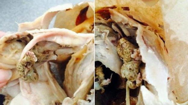 Compra pollo del supermercato: "L’ho aperto, ed era ripieno di vermi"