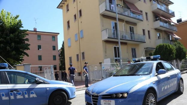 Bologna, bidello uccide madre e tenta suicidio con un volo nel vuoto