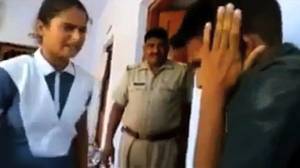 Video dall’India, ragazza pesta stalker: “E ora baciami i piedi”