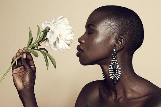 La modella Nykhor Paul contro i make-up artist