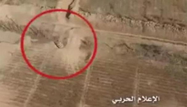 Drone mostra il momento in cui un carrarmato dell’Isis viene bombardato