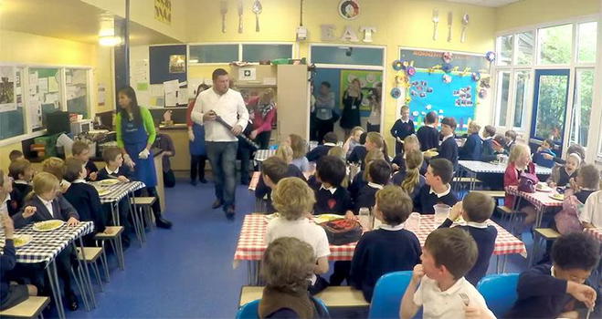 Uno chef italiano entra in una mensa. Ecco cosa succede