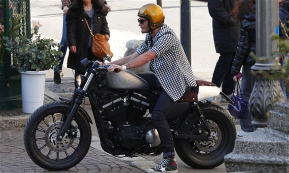 Stefano De Martino a Milano sulla moto sua moto personalizzata
