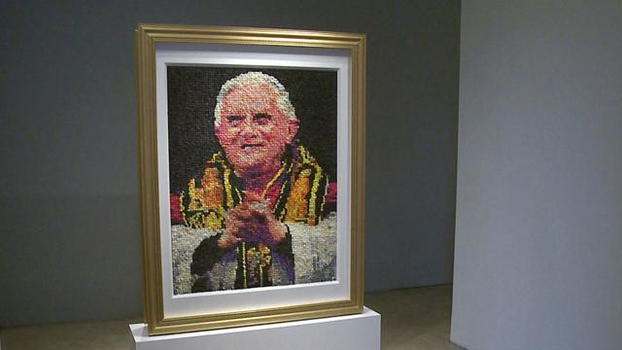 Benedetto XVI raffigurato con 17 mila preservativi. Forte polemica della comunità cattolica