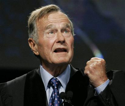 USA, George Bush sr cade e si rompe il collo. Ma è ancora vivo