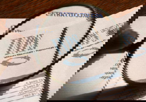 Viveva all’estero, ma ritirava pensione italiana: denunciato