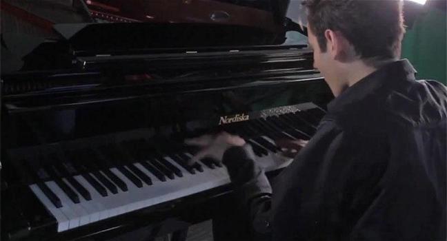 Ecco un pianista alle prese con un brano di Michael Jackson. Velocissimo e bravissimo