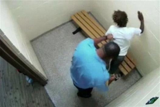 USA, VIDEO-shock: poliziotto pesta ragazzina. Licenziato