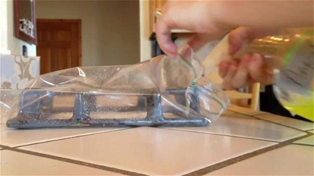Ecco come pulire la piastra dei fornelli in modo efficace