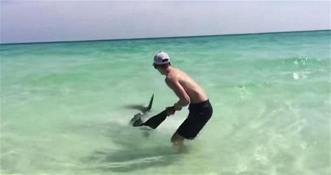Ragazzo trascina uno squalo a riva. Ecco perchè