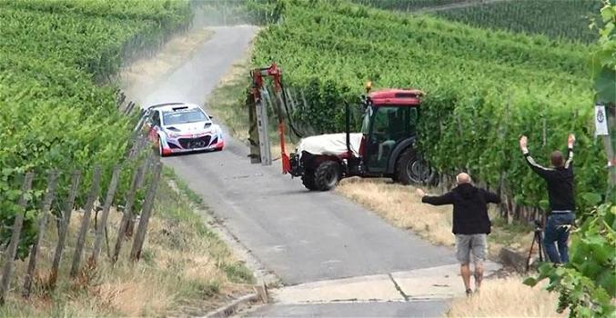 Rally: pilota trova un trattore sulla sua strada. Ecco cosa fa