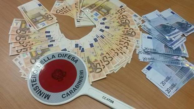 Stampavano soldi falsi in garage: sequestrati oltre 9 milioni