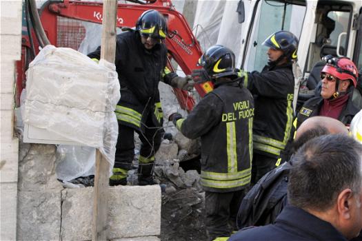 Crollo di un palazzo a Taranto, provocato da una fuga di gas