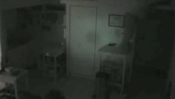 Mette una telecamera per incastrare la sua ragazza ma fa una scoperta incredibile