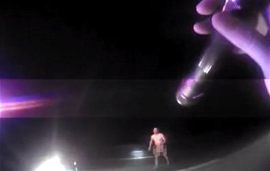 VIDEO-shock: uomo nudo ruba macchina della polizia e fugge