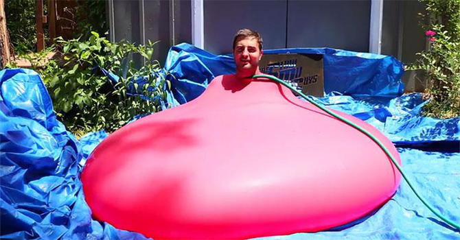 Un uomo entra dentro ad un pallone d’acqua gigante. Ecco cosa succede