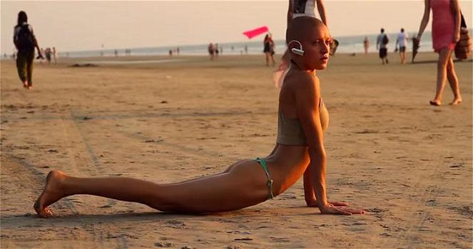 Yoga: una donna lo pratica in spiaggia. Un vero spettacolo