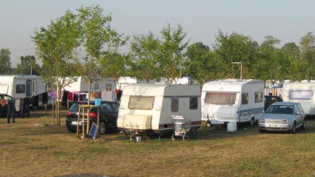 Milano, pronti 1,3 milioni per accogliere i Rom sgomberati: "Vergogna"