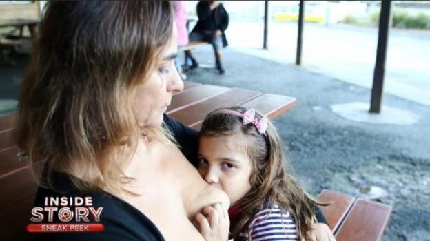 Madre allatta al seno la figlia di 6 anni: "Mi danno della pedofila"