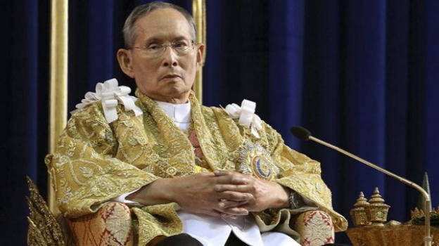 Thailanda, uomo insulta la monarchia su Facebook: 30 anni di carcere