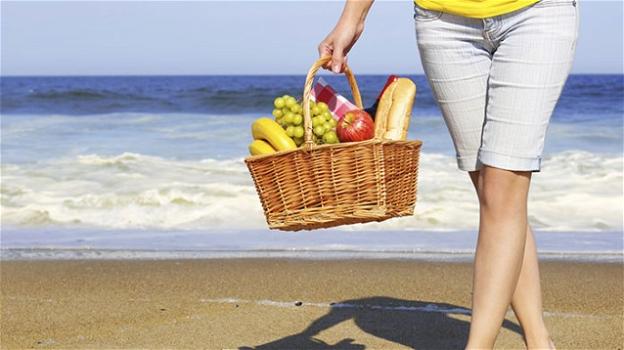 Ecco alcuni cibi da evitare di mangiare in spiaggia