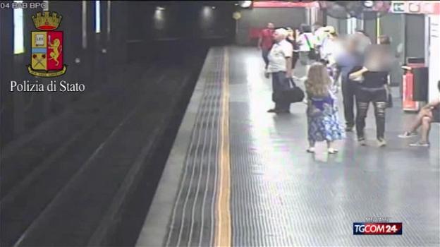 Milano, salvata 24enne minaccia di gettarsi sui binari della metro