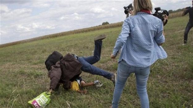 Operatrice tv ungherese licenziata per aver preso a calci un migrante e il figlio. Ecco il video
