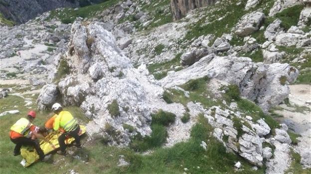 Giovane alpinista precipita dal belvedere e muore davanti al fidanzato